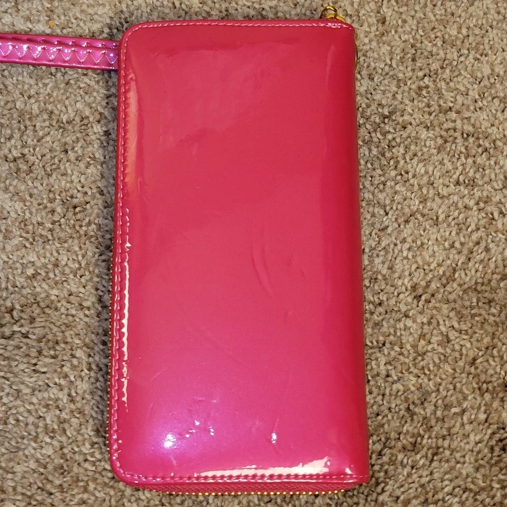 Hot Pink Patent Wallet Wristlet Zip Around Clutch Organizer Gold‎ Tone Medallion